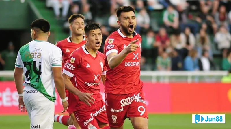 Cầu thủ Huracan vượt qua cầu thủ Banfield bằng kỹ thuật đi bóng tinh tế trên sân cỏ Cầu thủ Huracan vượt qua cầu thủ Banfield bằng kỹ thuật đi bóng tinh tế trên sân cỏ
