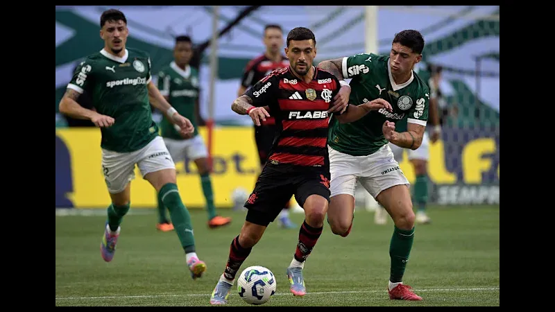Cầu thủ của Palmeiras cố gắng chuyền bóng qua phòng ngự Flamengo Cầu thủ của Palmeiras cố gắng chuyền bóng qua phòng ngự Flamengo