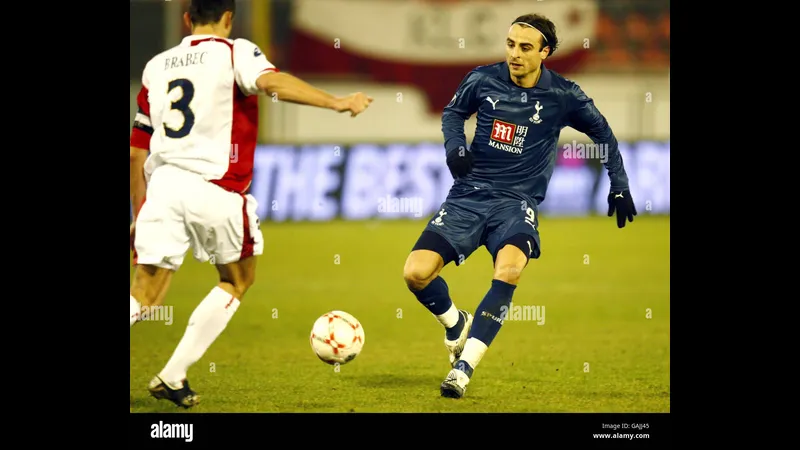 Cầu thủ Tottenham chạy nhanh với bóng trước áp lực từ cầu thủ Slavia Prague